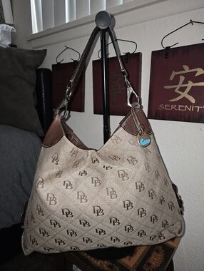 🦆 Dooney & Bourke Signature Quilted Hobo Bag